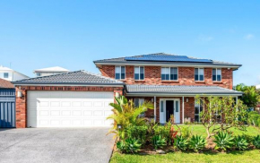 Cheerful 4-bedroom family retreat in Caves Beach